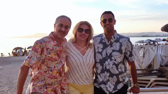 Аміралі Алаві з батьками