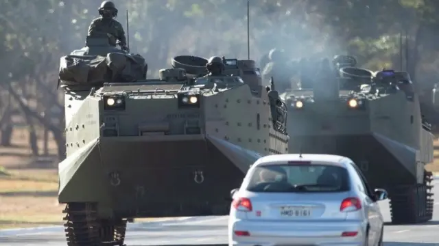 Veículos militares desfilamcomo apostar no mixbet futebolBrasília