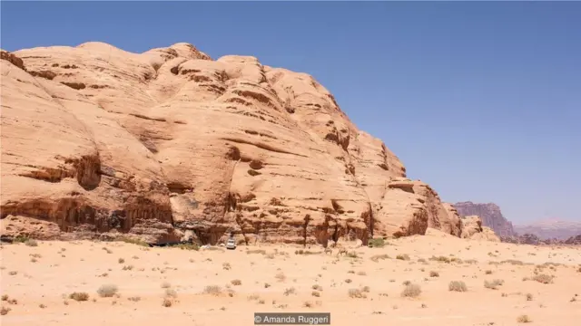 谢赫的家藏在一座巨大的岩石山的庇荫处，但这里只是暂时的居所。