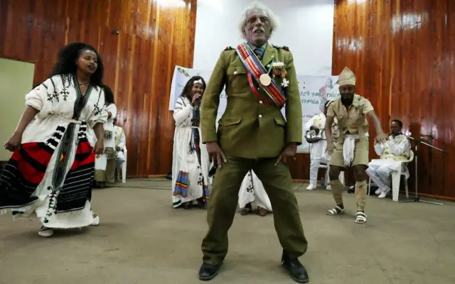 Aworan ajagunfẹyinti orileede Ethiopia to n fẹsẹ rajo nibi ayẹyẹ kan ti wọ́n lati fi gba alejo irun ori Emperor Tewodros II lọjọ kẹtalelogun oṣu Kẹta ọdun 2019