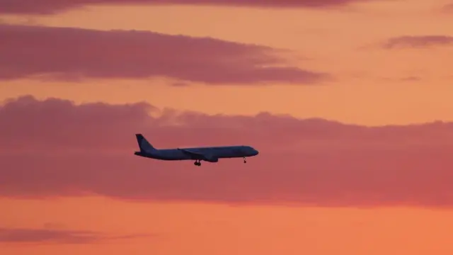 самолет уральский авиалиний летит в сочи