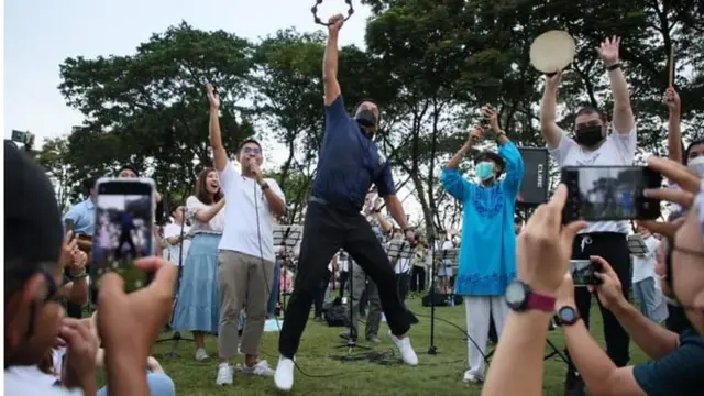 ประชาชนพร้อมใจกันถ่ายภาพผู้ว่าฯ กทม. ขณะร้องรำทำเพลงในกิจกรรมดนตรีในสวน จัดภายในสวนวชิรเบญจทัศ เมื่อ 4 มิ.ย.