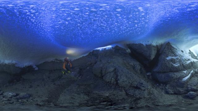 2011年11月26日，一名微生物学家在罗斯岛一个冰穴里采样。