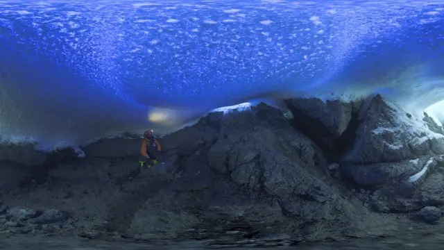 2011年11月26日,一名微生物学家在罗斯岛一个冰穴里采样。