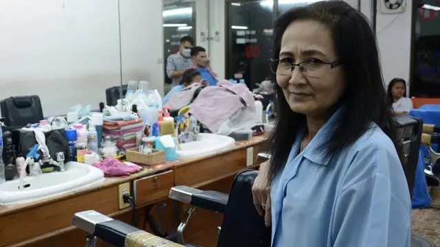 นพวรรณ กันทา แห่งร้านตัดผม คมกริบ