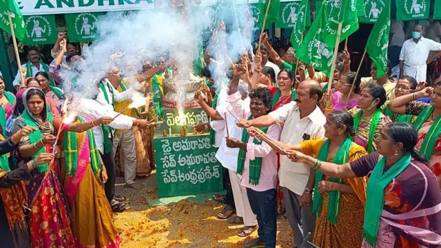 రాజధానిపై చట్టాలు చేసే అధికారం శాసనసభకు లేదని హైకోర్టు తీర్పు ఇవ్వటంతో అమరావతి జేఏసీ నేతలు సంబరాలు చేసుకున్నారు