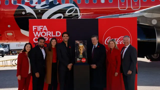 Ngày 9/1 - Các vị khách bao gồm ngôi sao bóng đá Kaká và Thị trưởng Toronto John Tory chụp ảnh với chiếc cúp FIFA World Cup tại Sân bay Quốc tế Toronto Pearson ở Toronto. Giải vô địch bóng đá thế giới 2022 đang diễn ra tại Qatar, nơi Đội tuyển Canada tham dự kỳ World Cup đầu tiên sau 36 năm
