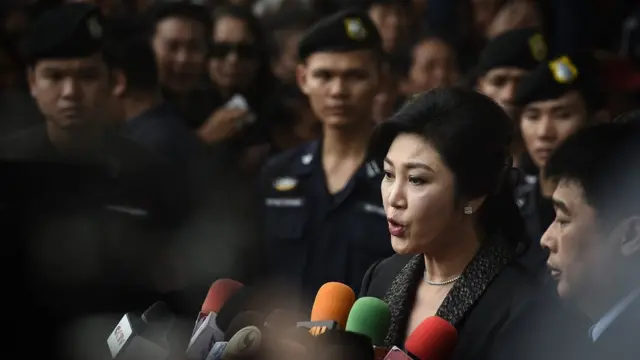 น.ส. ยิ่งลักษณ์ให้สัมภาษณ์สือมวลชน