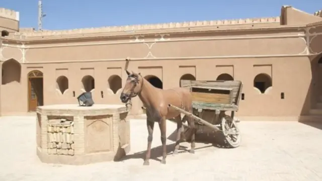 تمثال لحصان