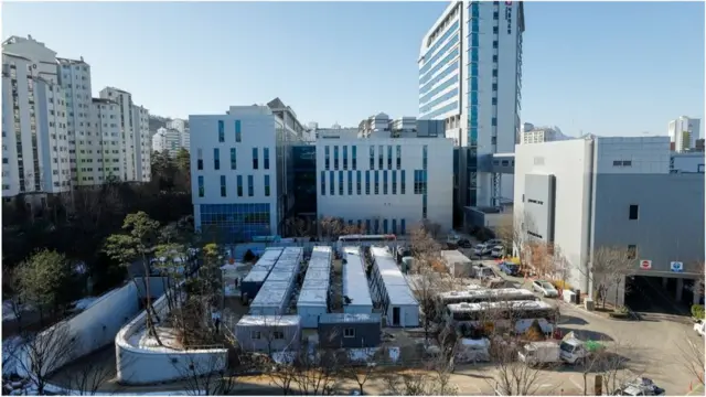 서울 중랑구 서울의료원에서는 컨테이너 임시 병상 설치작업이 이뤄지고 있다