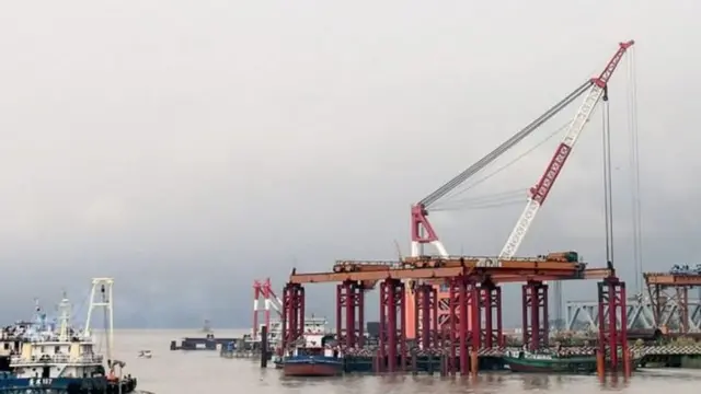 পদ্মা সেতুতে মানুষের মাথা ও রক্ত লাগবে বলে যে গুজব ছড়িয়েছে তাকে কেন্দ্র করে এমন পরিস্থিতির উদ্ভব হয়েছে বলে মনে করছে আইন শৃঙ্খলা রক্ষাকারী বাহিনী।