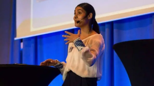 Izabela Tiberiade gesticulando enquanto fala8pokerpalestra