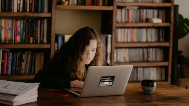 Дівчинка за комп'ютером