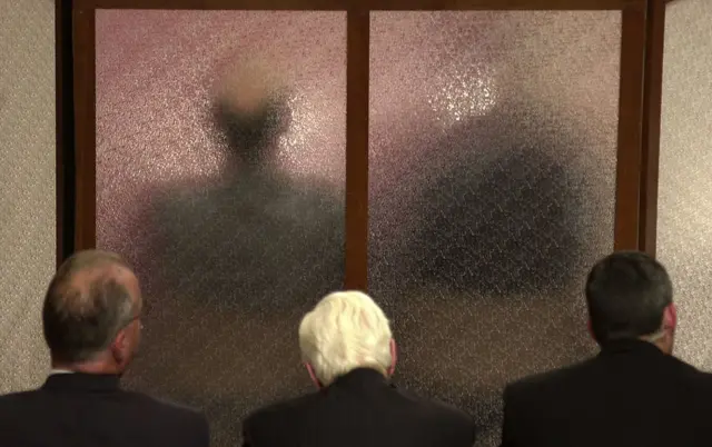 Слухання спеціального комітету з питань розслідування 9/11. Захисний екран закриває двох агентів контррозвідки, які дають показання