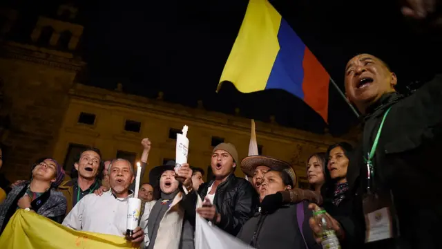 Manifestantes a favor del acuerdo de paz.