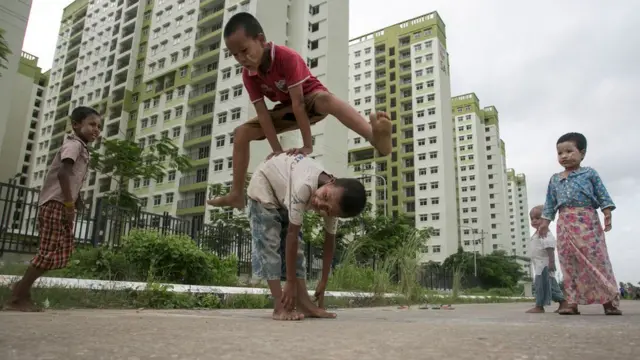 ရန်ကုန်မြို့ ဆင်ခြေဖုံး ရပ်ကွက်တစ်ခုက ပျာ်ရွှင်စွာ ကစားနေတဲ့ ကလေးငယ်အချို့