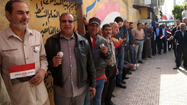 ناخبين أمام مراكز الاقتراع للإدلاء بأصواتهم