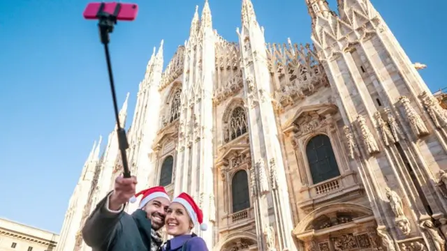 Milanda "selfi" çubuqları qadağandır