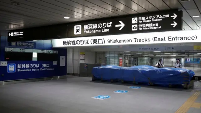 東海道新幹線も計画運休した。写真は新横浜駅の新幹線乗り場