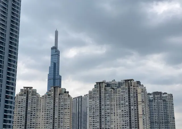 Vincom Landmark cao 81 tầng (với 3 tầng hầm), hiện tại là tòa nhà cao nhất Việt Nam, cao nhất Đông Nam Á