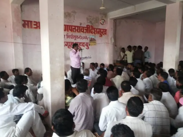 महूद बु. येथील ग्रामसभेत विचार मंथन करताना 
