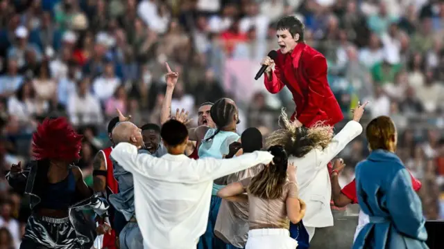 Christine and the Queens estuvo entre los artistas durante la ceremonia de apertura.