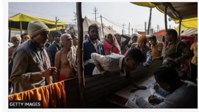 Aworan awọn eeyan to n ṣe akọsile awọn ohun to sọnu nipi iṣẹlẹ naa