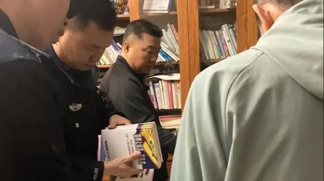 Polisi menangkap pastor Sun Cong dari Gereja Zion dan memeriksa buku-bukunya.