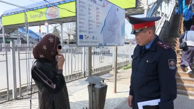 
Ҳуқуқ-тартибот ходимлари кўчада ниқоб таққан қизларни тўхтатиб, огоҳлантиришмоқда. 