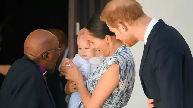 Le couple royal rencontre Desmond Tutu.