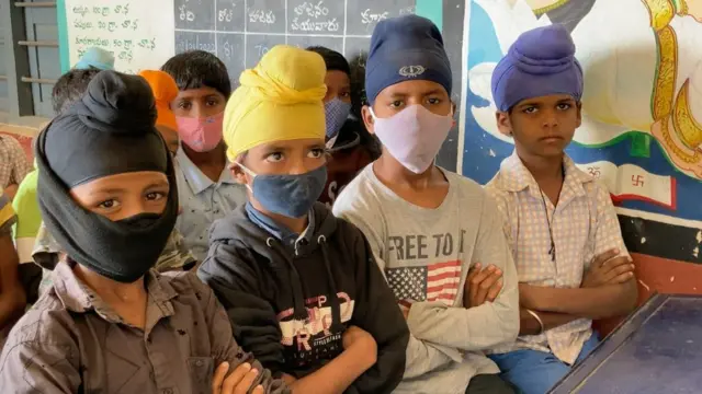 గచ్చుబాయి తండాలో విద్యార్థులు