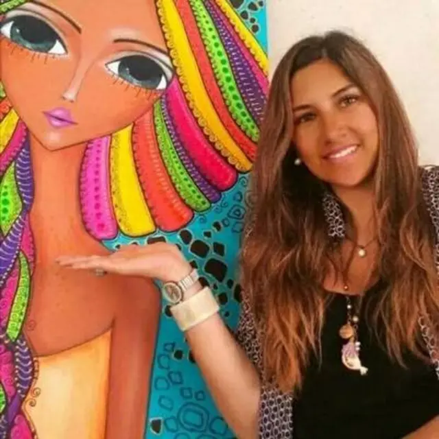 Romina Lerda junto a una de sus obras.