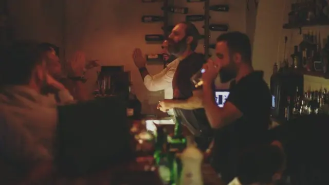 하짐의 바는 매일 저녁 7시 문을 열어 마지막 손님이 떠날 때까지 닫지 않는다