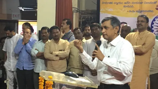 సభలో మాట్లాడుతున్న జయప్రకాశ్ నారాయణ, లక్ష్మీనారాయణ