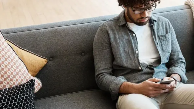 Instagramda şəkilləri gözdən keçirmək kimi foto-əsaslı fəaliyyətlər insanları bədənlərindən narazı olduğu fikri ilə əlaqələndirilir