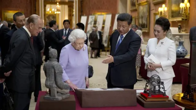 英國女王和愛丁堡公爵菲利普親王2015年陪同訪英的中國領導人習近平夫婦參觀一件和中國有關的收藏文物