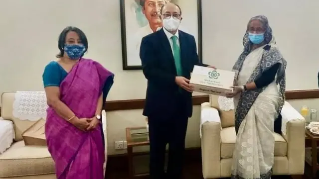 ঢাকায় প্রধানমন্ত্রী শেখ হাসিনার সাথে হর্ষবর্ধন শ্রিংলা। পাশে ভারতের তৎকালীন হাইকমিশনার রীভা গাঙ্গুলী দাস।