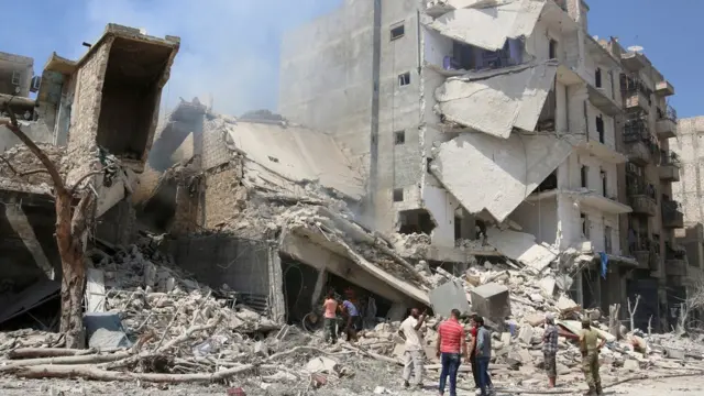 Muhaliflerin oluşturduğu Londra merkezli Suriye İnsan Hakları Gözlemevi, Rus saldırılarında yaklaşık 3 bin 800'ü sivil 9 bin 300'den fazla kişinin öldüğünü bildirdi.