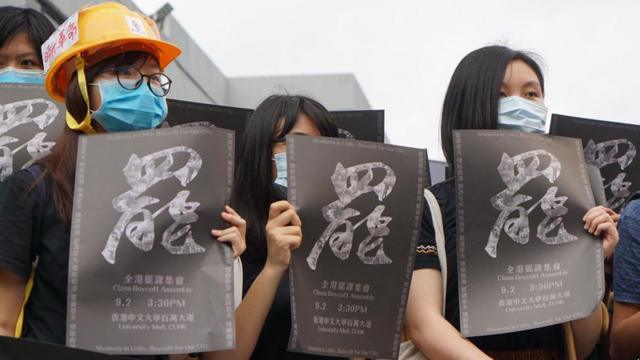 一些香港学生发起罢课，要求林郑月娥回应诉求。