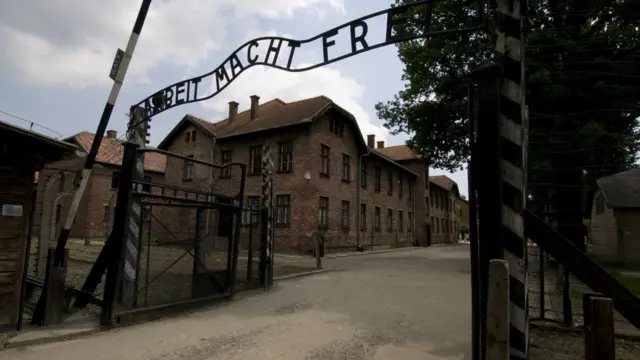 Рад ослобађа - натпис на капији Аушвица