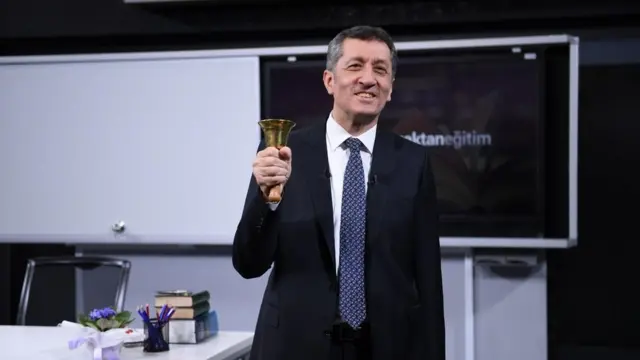 İlk dersi Eğitim Bakanı Ziya Selçuk verdi