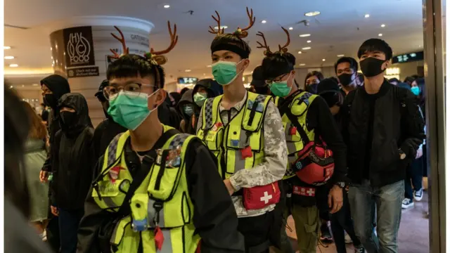 义务急救员带起圣诞头饰。