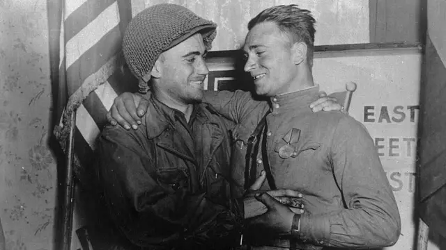 1945年4月26日，苏联红军与美国部队在德国易北河畔正式握手会师。