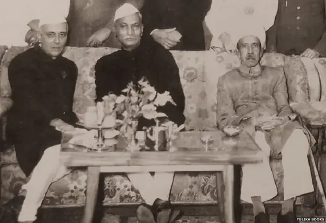 पंतप्रधान नेहरू आणि राष्ट्रपती राजेंद्र प्रसाद यांच्यासोबत हैदराबादचे निझाम.