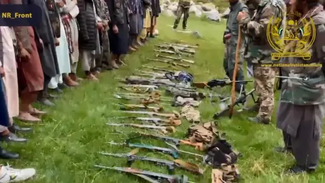 نبروهای جبهه مقاومت و افرادی که ظاهرا اسرای طالبان هستند