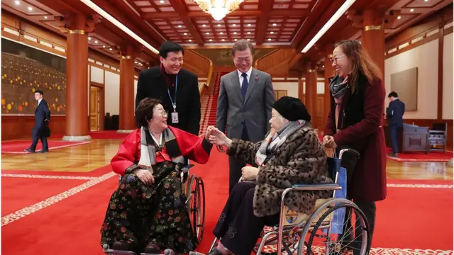 4일 오후 문재인 대통령의 초대에 청와대를 방문한 이용수 할머니(왼쪽)와 안점순 할머니