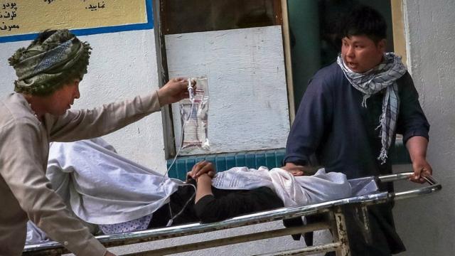 아프가니스탄 수도 카불 시내에서 발생한 폭발사고로 다친 부상자를 병원으로 옮기고 있다