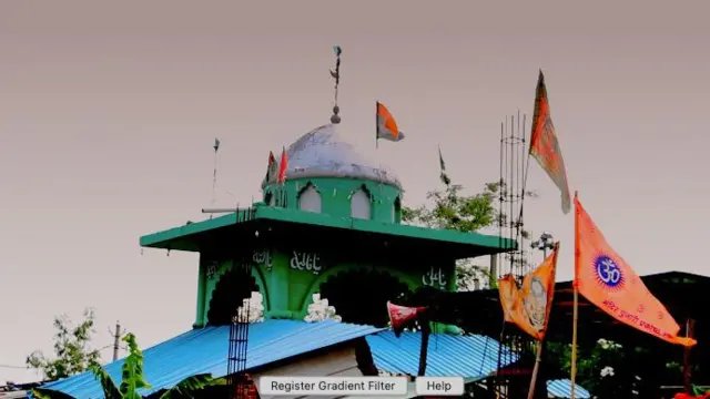 मंदिर और मज़ार आसपास