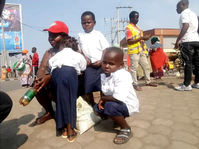 Umubyeyi wazanye abana be ku ishuri ngo bajye gutangira ageze ku mupaka barabangira
