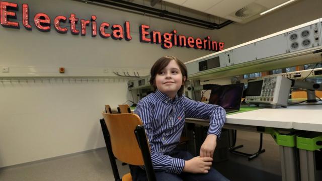 比利时男孩劳伦特·西蒙斯（Laurent Simons）就读荷兰艾因霍温理工大学（Eindhoven University）电子工程系